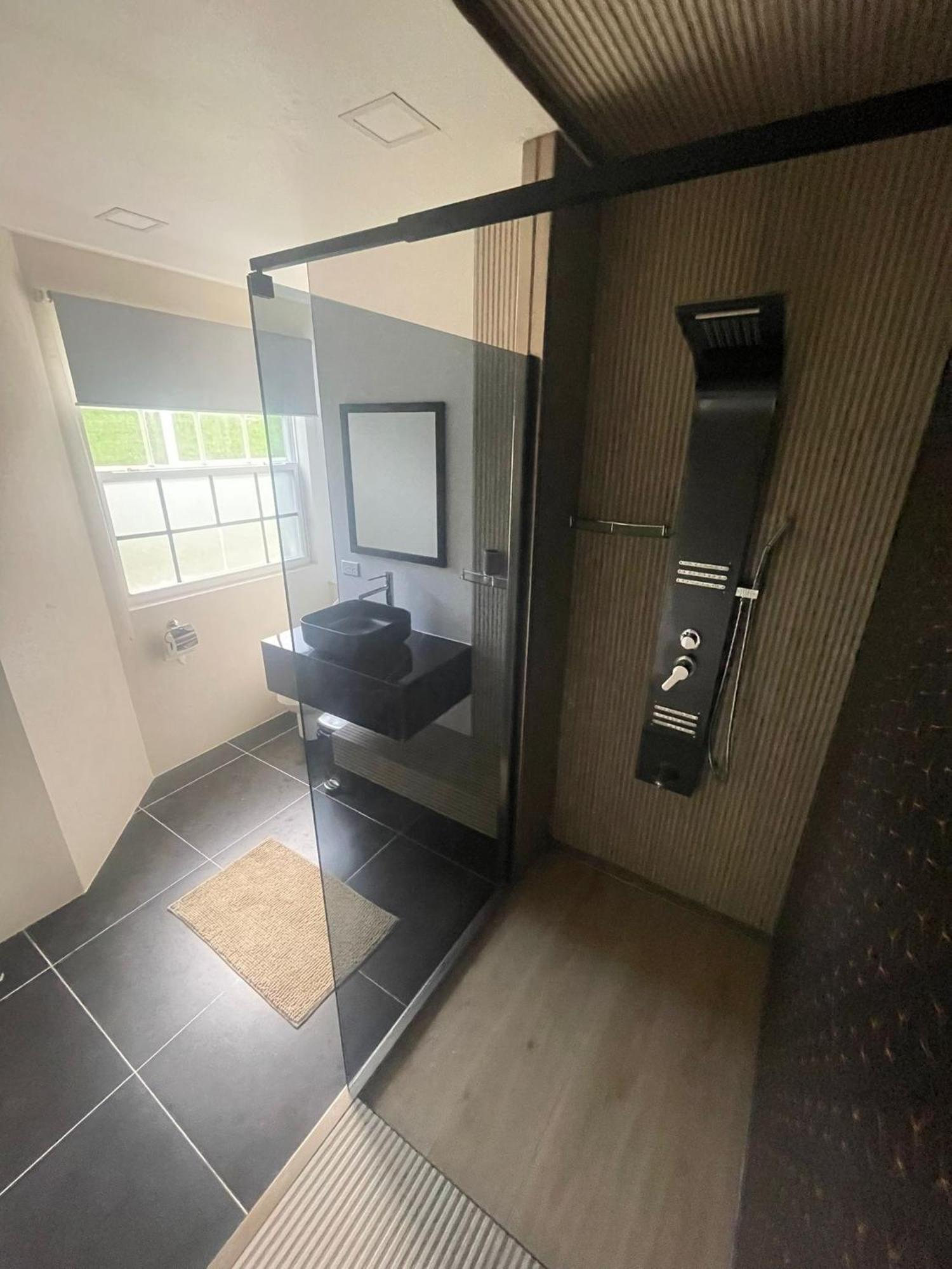 Apartment Scarlett 1 - Us Embassy Appt 7 Mins Drive- Lloyd Erskine Sandiford Centre And Ross Uni 5 Mins Drive -only The 1 Night Package Includes Airport And Embassy Roundtrip Bridgetown