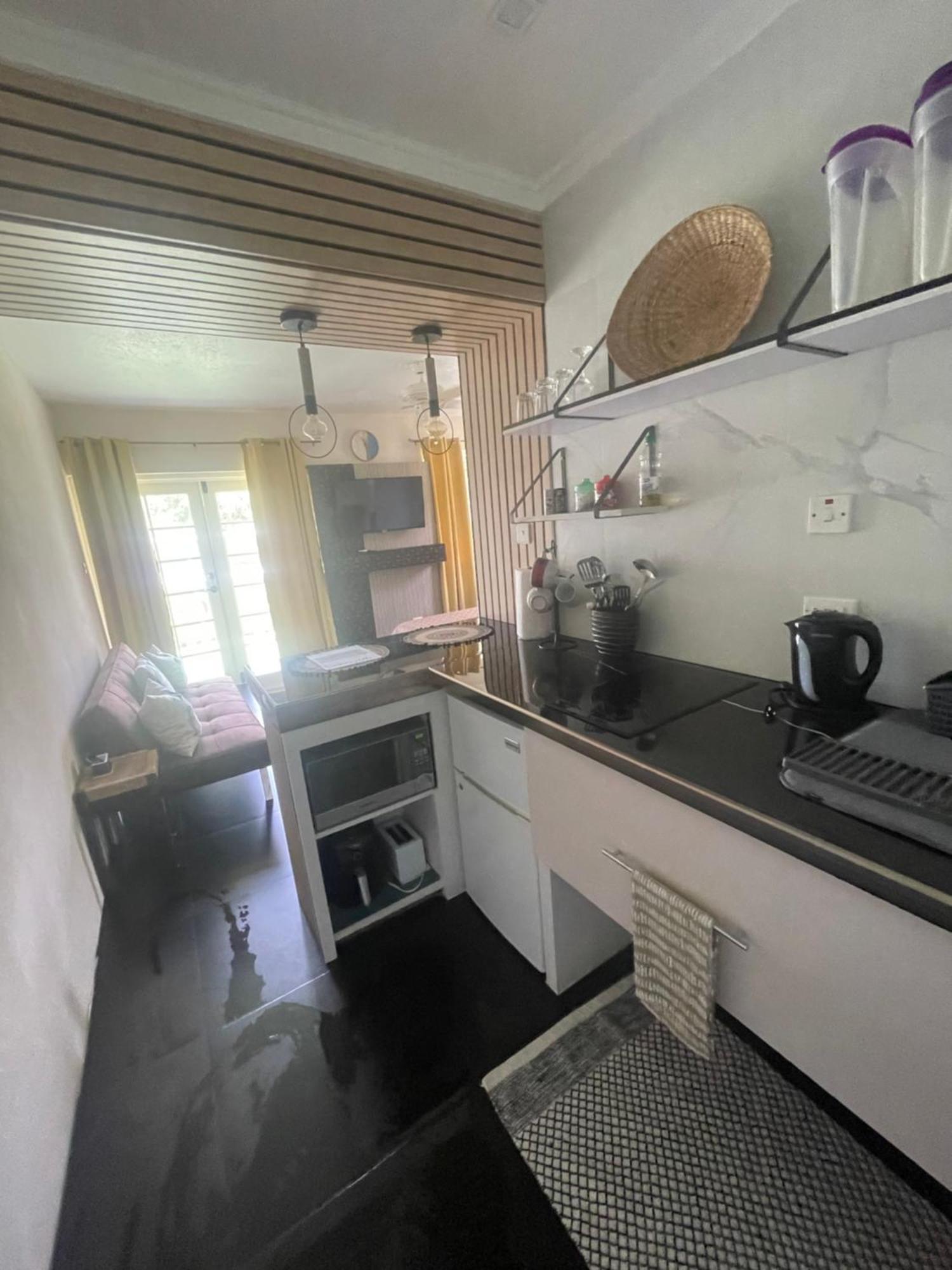 Scarlett 1 - Us Embassy Appt 7 Mins Drive- Lloyd Erskine Sandiford Centre And Ross Uni 5 Mins Drive -only The 1 Night Package Includes Airport And Embassy Roundtrip Apartment Bridgetown
