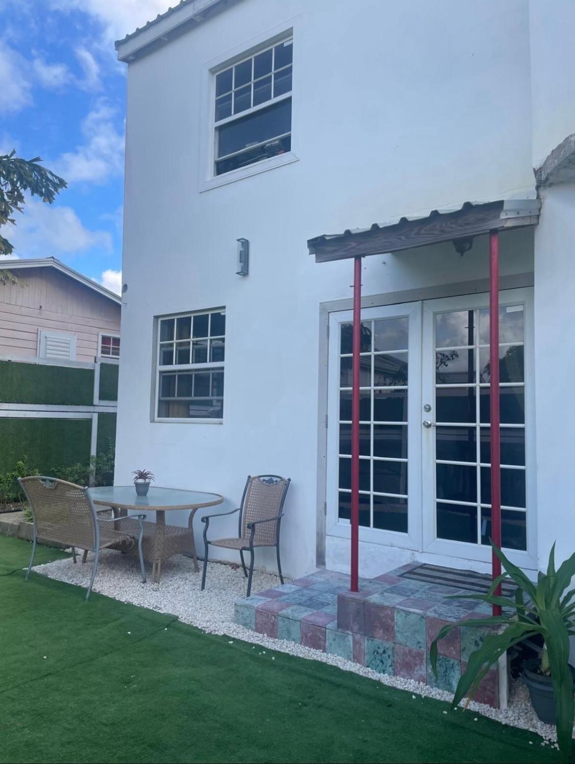 Apartment Scarlett 1 - Us Embassy Appt 7 Mins Drive- Lloyd Erskine Sandiford Centre And Ross Uni 5 Mins Drive -only The 1 Night Package Includes Airport And Embassy Roundtrip